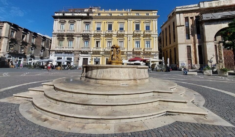la fontana dei delfini in piazza bellini a catania 04